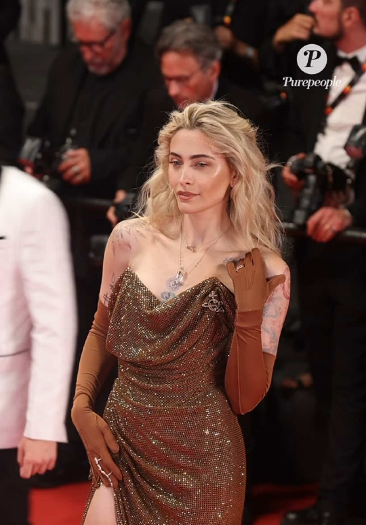 Paris Jackson, glamour et rock sur le red carpet à Cannes hier soir ✨🔥 :-) Paris Jackson a fait une apparition très remarquée hier soir sur le tapis rouge du 78e Festival de Cannes. Entre glamour assumé, allure rock et élégance effortless, la fille du King of Pop a captivé les objectifs avec une présence magnétique. Une montée des marches à son image : unique, libre et stylée. #ParisJackson #Cannes2025 #FestivalDeCannes #RedCarpetVibes #RockElegance #StyleIcon #Purepeople #Bestimage