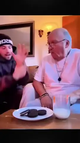 #😂😂😂 #ytf #lmfaooo #mdr #papy #petitfils #grandpap #grandson #oreo #biscuit #cookie #claque #slap