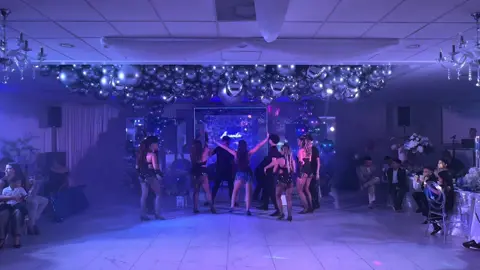 ¡Del vals al perreo intenso! Cuando pensaban que era una quince tranquila… ¡boom! Se desató el flow y nadie se quedó sentado. Coreografía con fuego, energía y puro poder latino. #PerreoIntenso #BaileSorpresa #15Años #Quinceañera #Baile15 #FiestaDe15 #QuinceFiesta #Coreografía #PerreoTime #TikTokDance #DanceSurprise #QuinceLatina #BaileViral #DanceExplosion #Fyp #Fypシ #Parati #Tendencia #QuinceChoreography #ReelsViral #DanceChallenge #LatinaPower #PartyMode #BaileConActitud #Coreo15 #DanceTok #Reventón #ShowDe15 #MomentoÉpico #DancePerformance