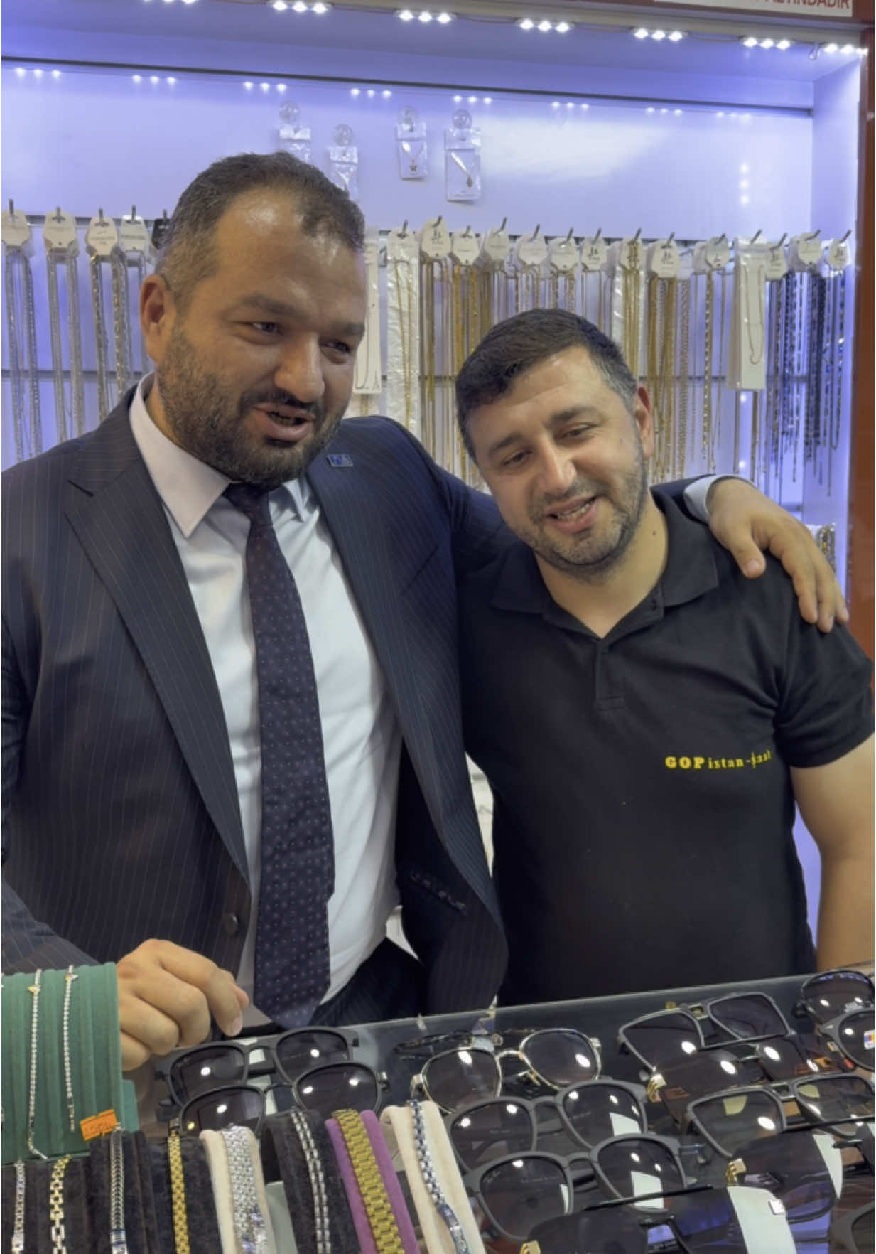 Nam-ı Diğer “Bidakka Etem” | Tokat Çarşı’da Gopistan Saat Ziyareti Tokat’a gitmişken, nam-ı diğer “Bidakka Etem” kardeşimi ziyaret etmeden dönmek olmazdı! Tokat Çarşı’da, Gopistan Saat dükkânında  Etem’le hem sohbet ettik hem geçmişe, esnaflığa ve zamana dair güzel anılar biriktirdik. Saat tamirciliğinin inceliklerinden “bidakka” repliklerine kadar dopdolu bir video sizi bekliyor. Bir bidakka uğrayın, izleyin, beğenin, yorum yazın! #BidakkaEtem #GopistanSaat #TokatÇarşısı #SaatUstası #EsnafZiyareti #ÖmerEkinciyleYolda #TokatHikayeleri #gopistansaat #bidakkaetem #etem #etembidakka 