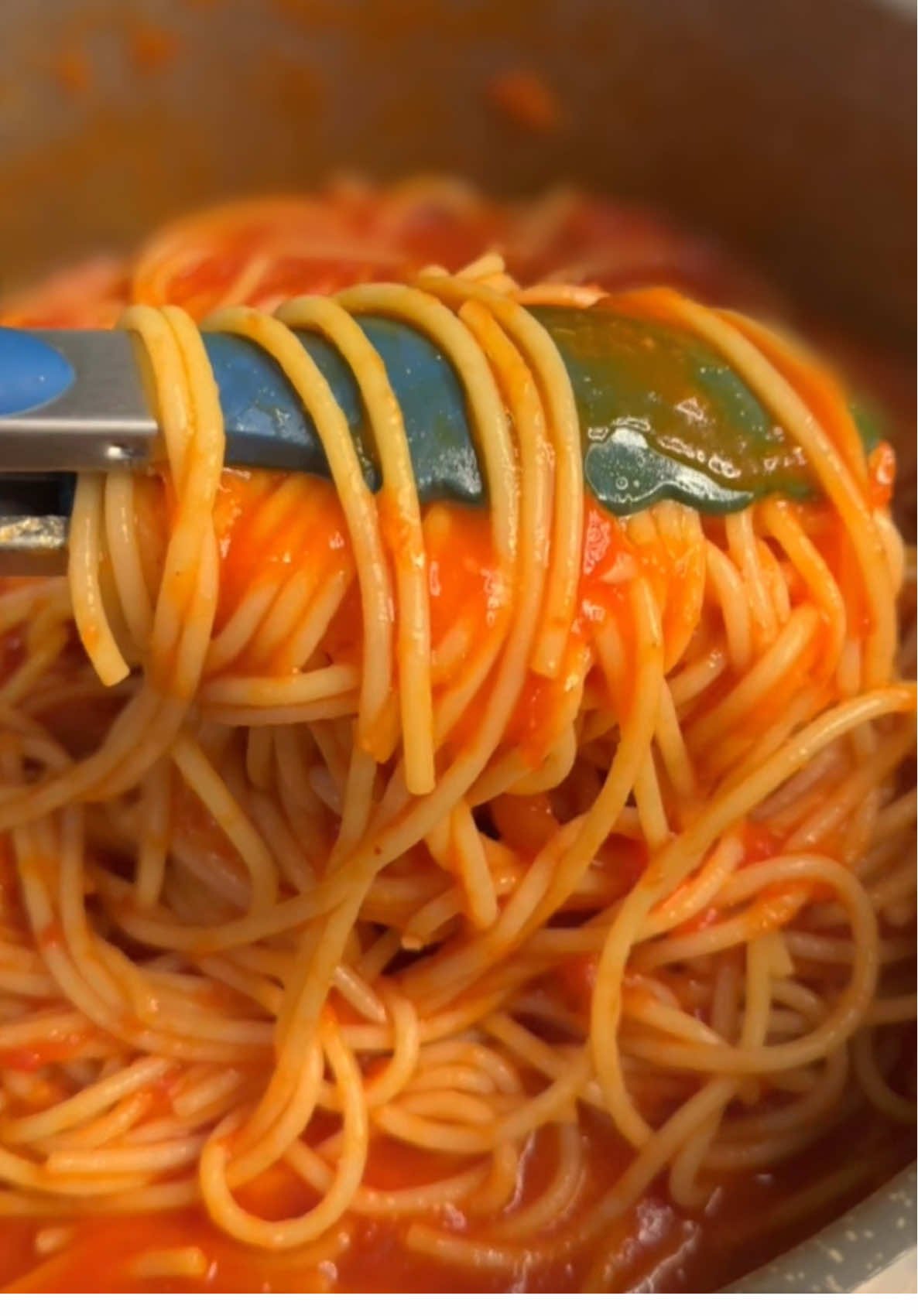 Quem comentar da cor do esmalte vai levar Block 😝 MACARRONADA 🍝 Para o molho: Azeite  Manteiga Alho Cebola Pimenta calabresa  1 lata de tomate pelado Sal e páprica Um pouco de água  #macarronada #macarrao #spaghetti #espagueti #burrata #receitas #recipes #tiktokreceita #tiktokrecipe 