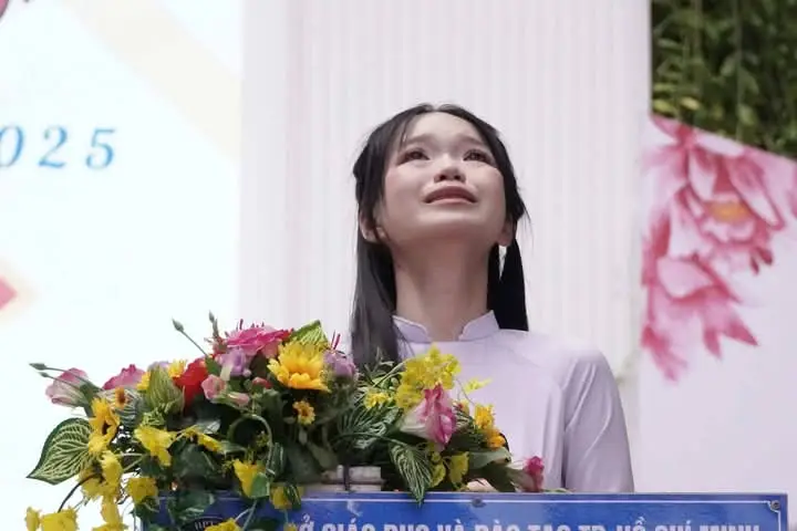 “EM KHÔNG MUỐN ĐƠN ĐỘC NỮA” Sáng 24/5, tại lễ Tri ân và trưởng thành của Trường THPT Tây Thạnh (TPHCM), nữ sinh Thái Mạc Tường Vi (lớp 12A5) đã có những lời tri ân đầy xúc động khi kể về người mẹ đơn thân tần tảo, đột ngột mắc bệnh nặng với những chẩn đoán như 