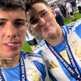 #fyp -, Andaba con ganas de editar algo así k pinto enzulian con un temita de los piojos.💘// #enzofernandez #julianalvarez  #enzulian #julienzo #ship #👀  #🦁 #💙 #🕷️ #❤️ #🇦🇷 #⚽  #lospiojos #ciro #rocknacional  #andoganas #💘 #foryoupage  #viralllllll #paratiiiiiiiiiiiiiiiiiiiiiiiiiiiiiii 