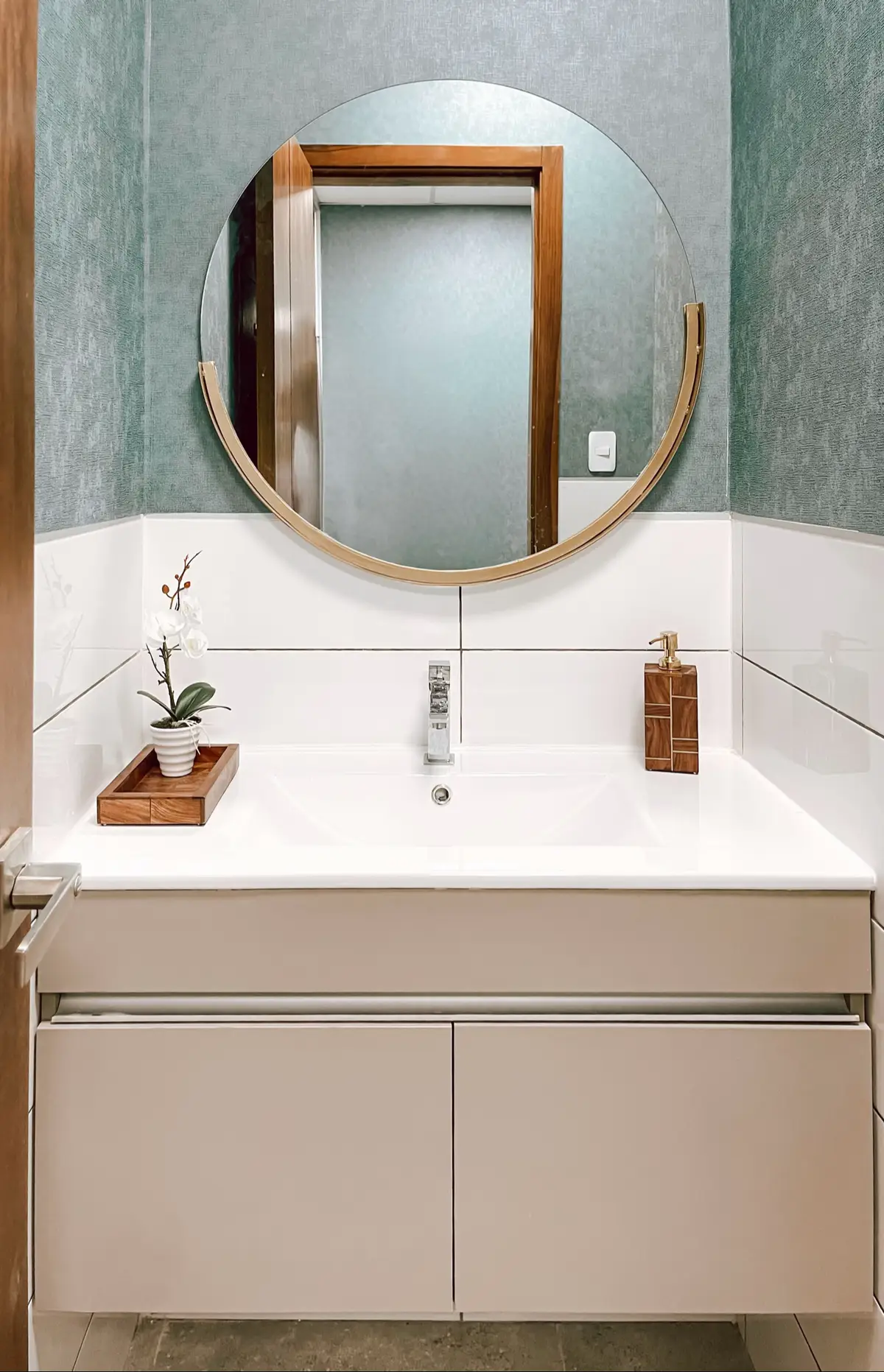 Trabajamos en agregarle personalidad a este baño de una oficina en Arcos Plaza, colocando un papel tapiz de color turquesa con textura tipo lino, un espejo redondo y accesorios cuidadosamente elegidos, logrando un espacio sobrio que se integró perfectamente con el porcelanato y lavamanos ya existentes. 💫 Cada pequeño detalle aporta armonía a este espacio.👌🏻 Si quieres renovar el baño de tu oficina, aquí algunos tips: 🎨 Agrega color o textura con pintura o papel tapiz. 🪞 Cambia el espejo por uno con diseño para más carácter. 🌿 Incorpora plantas o un buen aroma para una sensación fresca. 🧼 Usa accesorios bien elegidos para un look más pulido y organizado. 💡 Mejora la iluminación para un ambiente más cálido y acogedor. Recuerda: El baño también es parte de la experiencia de tu oficina. 💫 #DiseñoDeInteriores #DecoraciónDeBaños  #bañodeoficina
