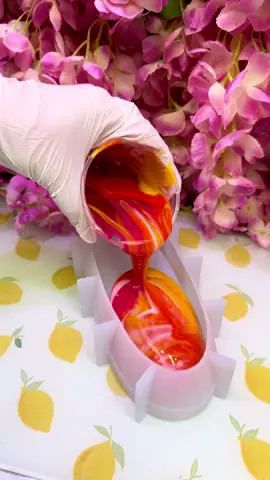 Epoxy resin pour! Book my marbling workshop at www.resinjules.uk 