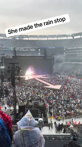 After Beyoncé performed American Requiem the rain stopped 🙌🏾 Cowboy Carter NY Night 1 was beautiful. #beyonce #cowboycarter #metlifestadium #beyhive 