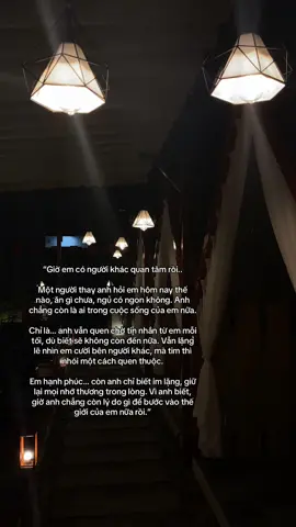“Giờ em có người khác quan tâm rồi… Một người thay anh hỏi em hôm nay thế nào, ăn gì chưa, ngủ có ngon không. Anh chẳng còn là ai trong cuộc sống của em nữa. Chỉ là… anh vẫn quen chờ tin nhắn từ em mỗi tối, dù biết sẽ không còn đến nữa. Vẫn lặng lẽ nhìn em cười bên người khác, mà tim thì nhói một cách quen thuộc. Em hạnh phúc… còn anh chỉ biết im lặng, giữ lại mọi nhớ thương trong lòng. Vì anh biết, giờ anh chẳng còn lý do gì để bước vào thế giới của em nữa rồi.” #suyngam #thattinh #kyniem #tinhyeu 
