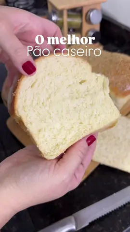 O melhor e mais fácil pão caseiro Ingredientes  •250ml Leite MORNO •250ml água MORNA •1 colher sopa fermento biológico  •3 colheres sopa açúcar  •2 ovos •2 colheres sopa margarina ou manteiga  •4 colheres de sopa de óleo  •1 colher sopa rasa sal •Farinha de trigo até dar ponto (usei mais ou menos 900gr) O leite e a água precisam estar MORNOS, se esquentar mais do que a temperatura de uma mamadeira de bebê seu fermento não vai funcionar, ok? Eh morno!!! No vídeo fiz assim, o leite tava bem gelado e a água quente, não fervendo tá? Ai misturei os dois e confirmei com o dedo se a temperatura estava igual de mamadeira de bebê 😉 O segredo para o pão fofinho é não adicionar farinha demais, adicione só até conseguir sovar tranquilamente, não deixe aquela massa dura e firme demais, ela fica macia  a ponto de toques rápidos não grudar massa na mão mas se vc ficar encostando a mão por muito tempo ainda estará “grudenta”, esse é o ponto perfeito! Sovei até estar uma massa bem lisa! Deu uns 2 a 3 minutos de sova dentro da bacia mesmo. Depois de crescer 1 hora a massa (aqui tava frio e levou esse tempo) dividi em 2 partes e abri elas para enrolar e colocar na forma. Forma untada. Depois de modelados os pães crescem por mais 40 minutos. Pincelei gema com um pouquinho de água misturada. Em um deles fiz uma cobertura de gergelim branco. Assou em forno pré aquecido 180°C por mais ou menos 35 minutos. Tempo pode variar para cada forno. ‼️Importante: pão que não cresce é pq o fermento não estava bom ou a temperatura da água ou leite inutilizou a ação do fermento. ‼️Pão que murcha depois de pronto é porque o forno estava quente demais antes de colocar o pão e assou por fora e por dentro não assou o suficiente. Pré aquecer eh no máximo 10 minutos a 180°C antes de colocar o pão. Garanto que todos aí na sua casa vão amar ❤️