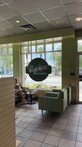 2nd time getting @Krispy Kreme 🥰 #krispykreme #krispykremedonuts #specialtydonuts #florida #orlando #traveltiktok #fypシ #virall #foryoupage❤️❤️ 