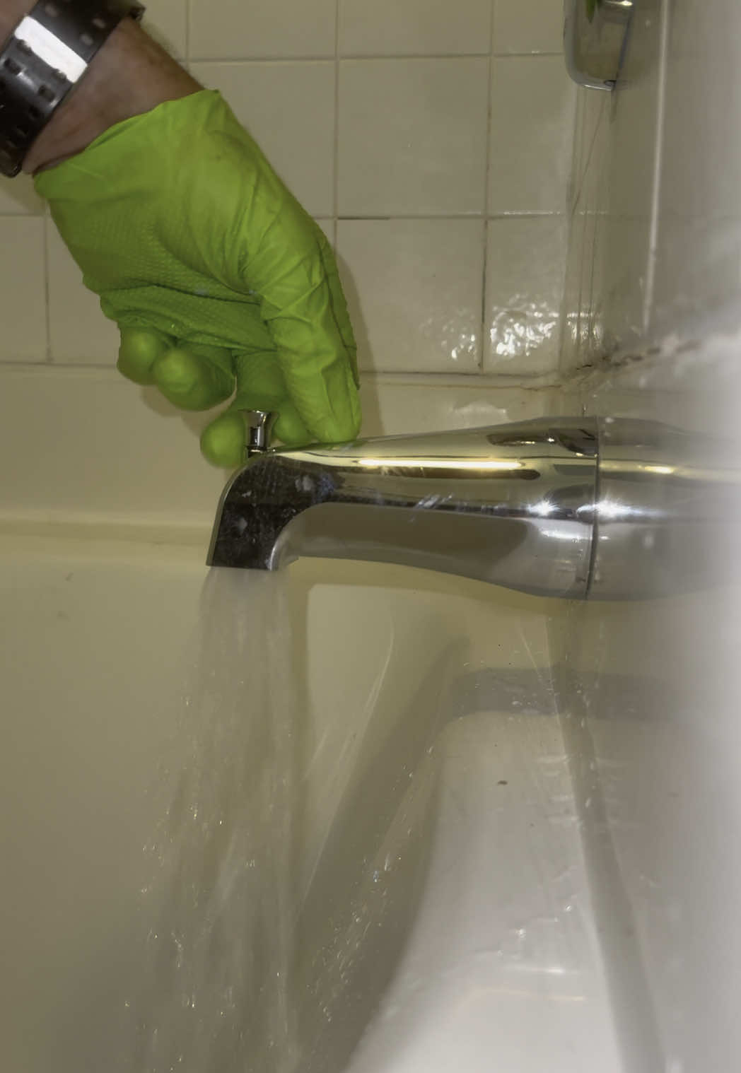 Tub Spout Install #plumbing #plumber #plumbinglife #plumberlife #plumbersoftiktok #bathroom #bathroommakeover #bathtub #tub #tubspout #plumbingrepair #plumbingtok #DIY #fyp #foryou #serviceplumber #theconservativeplumber 