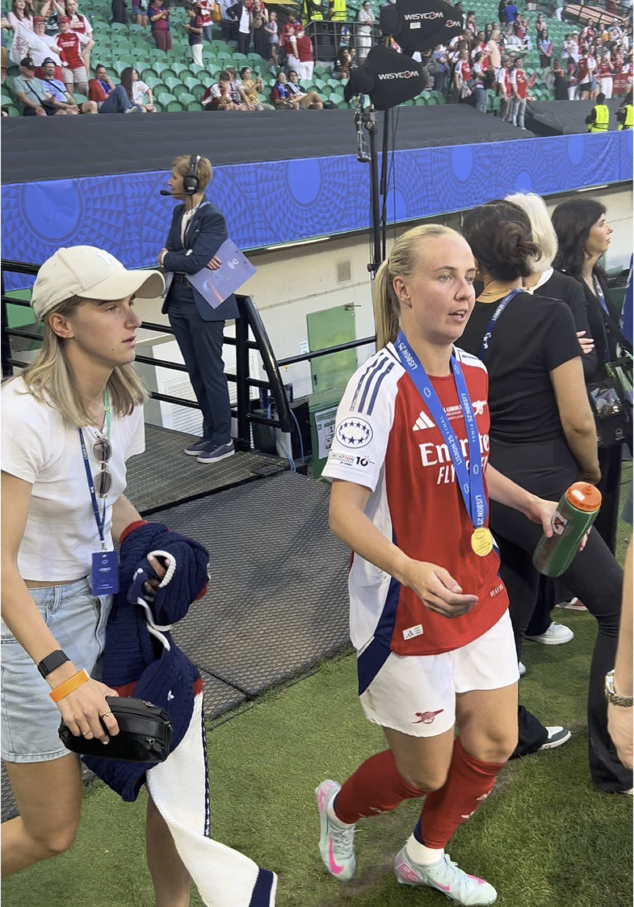 Beth Mead celebrates with Viv Miedema ❤️🥰 #arsenal #afc #uwcl #gunners #football #Soccer 