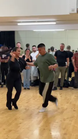 Llevando el estilo caleño a Londres 🇬🇧  #improvisacion #baile #salsacaleña #londres🇬🇧 