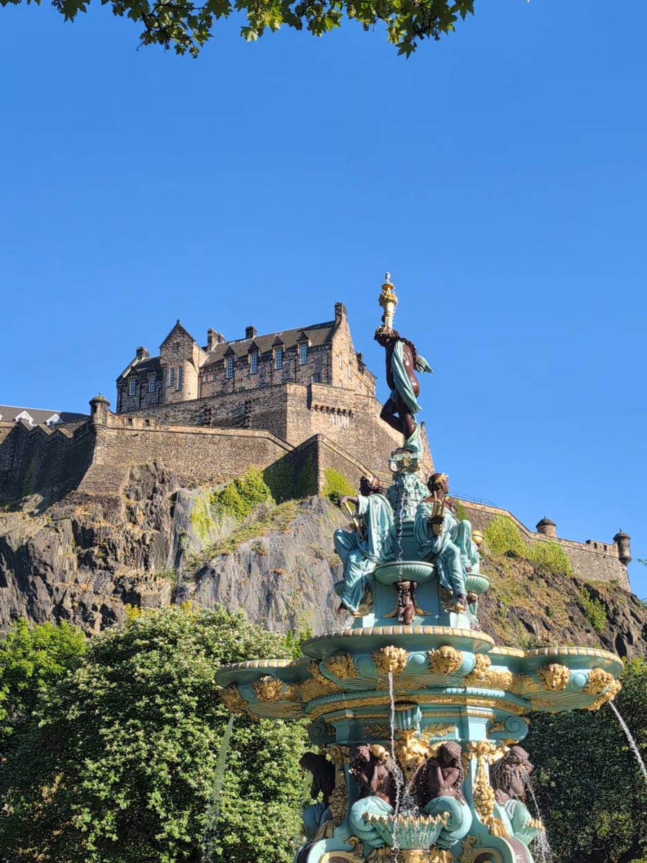 Edinburgh's Ross Fountain ⛲🏴󠁧󠁢󠁳󠁣󠁴󠁿 📍Princes Street Gardens  . . . . . . . #waterfountain #rossfountain #edinburghscotland #edinburgh #edinburghtiktokers #edinburghcastle #edinburghitinerary #scotlandtravel #scotlandiscalling #castlesofscotland 