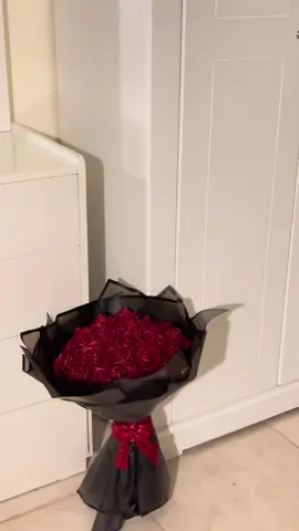 ورد ساتان احمر 💐 #اكسبلور #السعودية🇸🇦 #مالي_خلق_احط_هاشتاقات #🌷🌷🌷🌷 #تبوك #ورد_ساتان #الشعب_الصيني_ماله_حل😂😂🏃🏻‍♀️ #تبوك #ورد #شغل_يدوي 