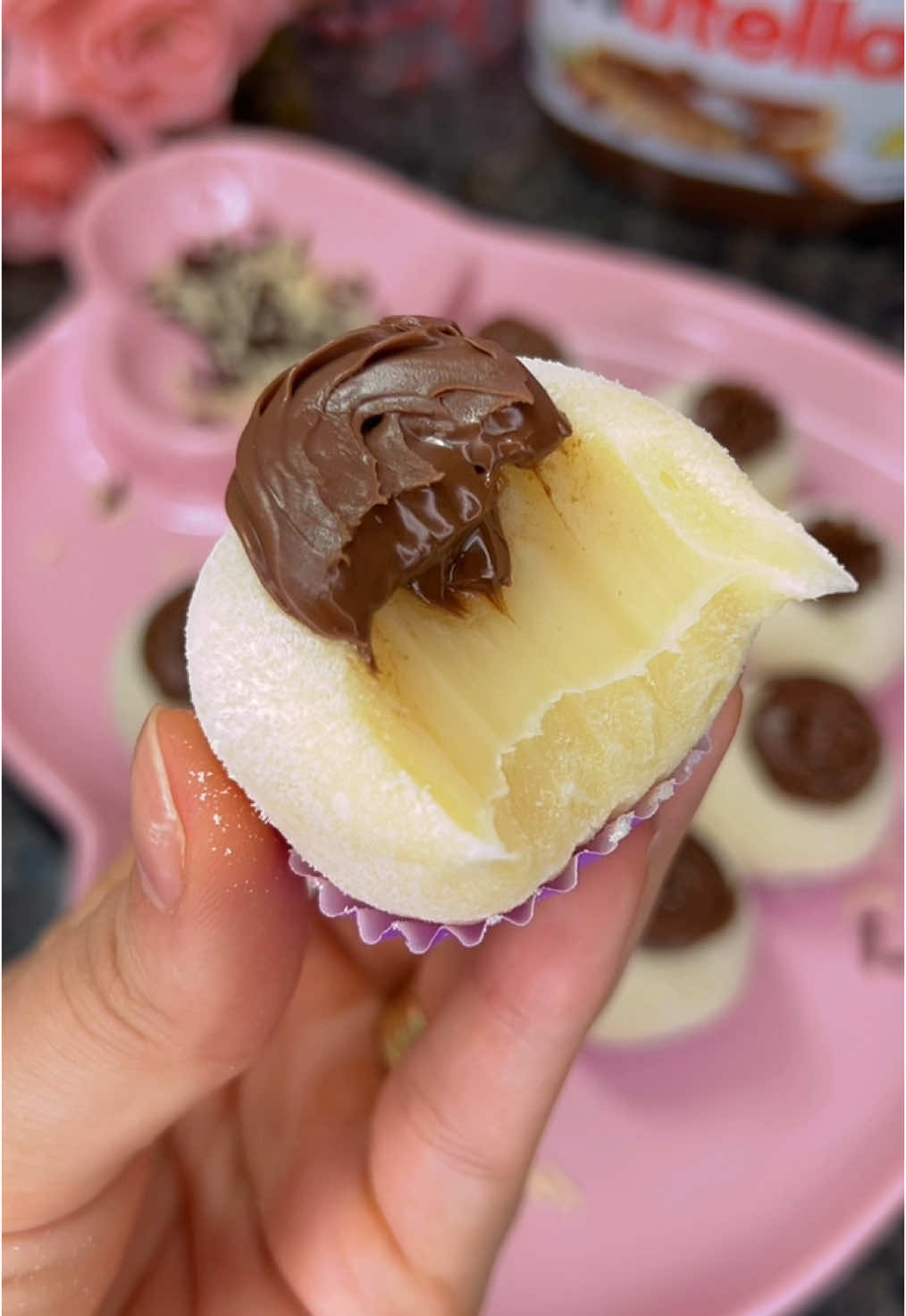 Quer ganhar dinheiro vendendo doces em casa? Me chama agora no link da bio que eu te ensino! 🍫🤑 DOCINHO DE LEITE NINHO COM NUTELLA 🥰 1 leite condensado, 1 creme de leite, 40g de leite ninho 🍰 💖 Para decorar usei Nutella em temperatura ambiente 😋😋 Gostou da receita? Então já marca o @ de quem vai fazer pra você! 💖✅ Já me segue pra não perder nenhuma receita maravilhosa ✨