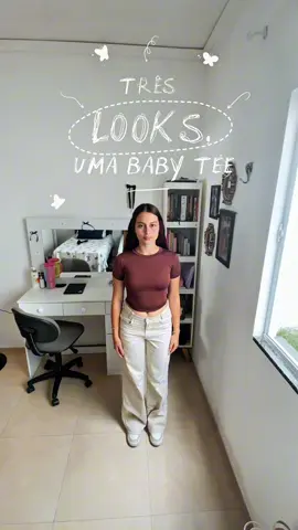 ✨ A baby tee perfeita pra compor aquele look effortless que parece casual, mas entrega tudo. 🎀✨  || #babytee #looks #composicaodelook #inspiracaodelook #lookparafaculdade 