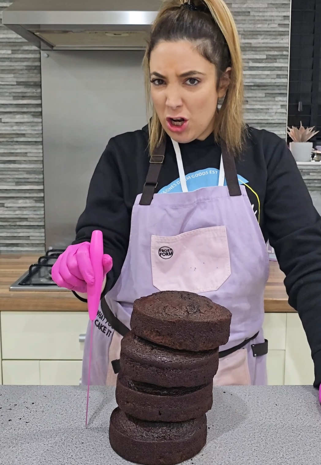 How to level your cakes properly 🤗 Always level your cakes before using them in the Frost Form for the most beatiful cake slices and even layers! What other helpful tutorials would you like to see from Liz & Allie?? 😊 www.frostform.com 