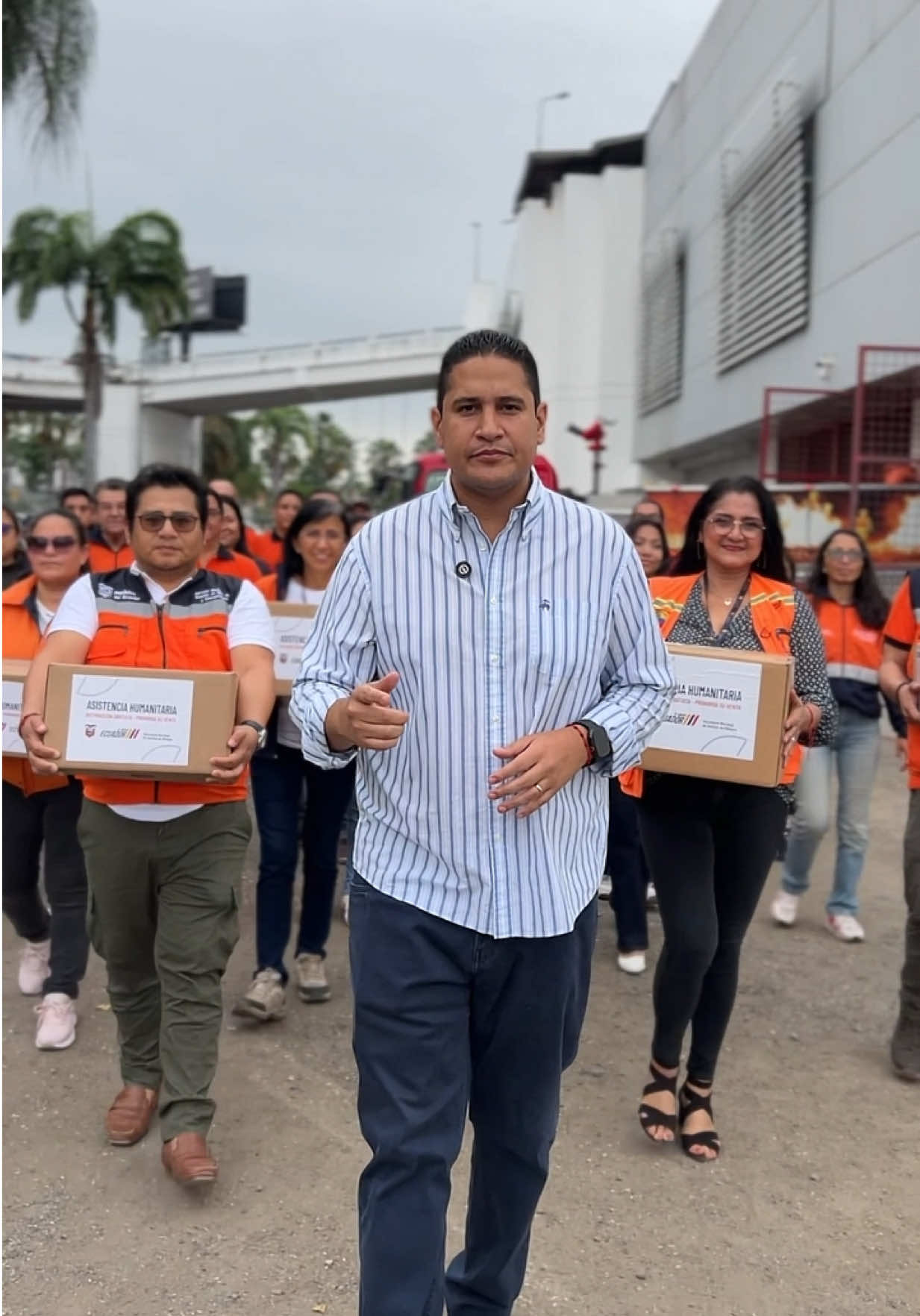 Desde la Secretaría Nacional de Gestión de Riesgos, contamos con un equipo técnico altamente capacitado y comprometido con la respuesta oportuna ante cualquier emergencia.  Todo lo que hacemos, es por ustedes. @DanielNoboaOK @Riesgos_ec @Comunicación Ecuador 🇪🇨  #NadaNosDetiene 