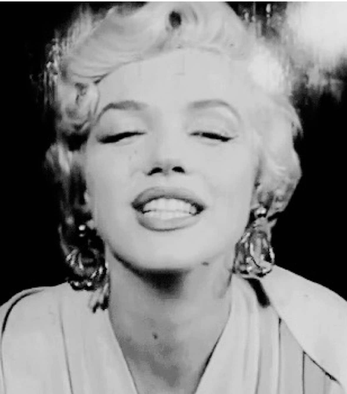 baby hold me #lanadelrey #promsonggonewrong #aesthetic #lanadelreygif #gifedit #marilynmonroe #foryoupage #foryou #viral #vsp #trending #trendy