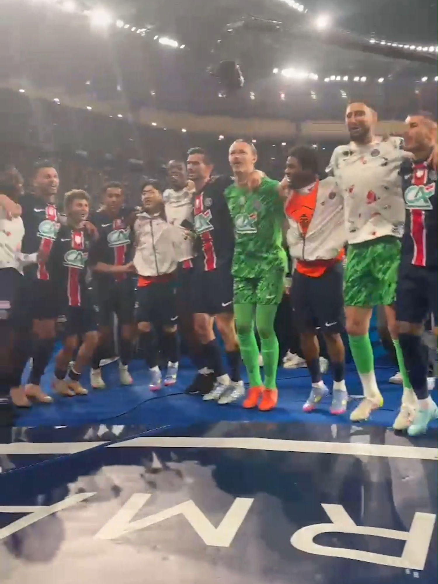🗣️ Campeónes, campeónes... Oh Eh, Oh Eh, Oh Eh ! #psg #reims #coupedefrance #paris