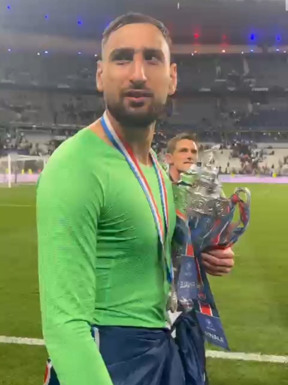 🇮🇹 Gianluigi Donnarumma parade avec son nouveau trophée !  #psg #reims #coupedefrance #paris #donnarumma