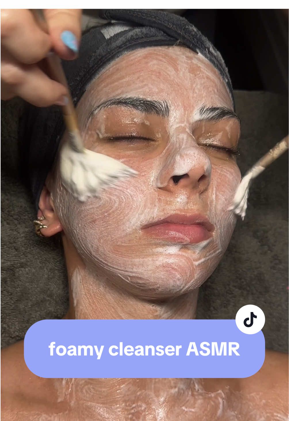 this one of the MOST satisfying facial sounds 😍🤍 #esthetician #asmr #facialasmr #facial #skincare #skincarewithmorgan #asmrfacial #estheticianlife #foamy #foamyasmr #cleanser 