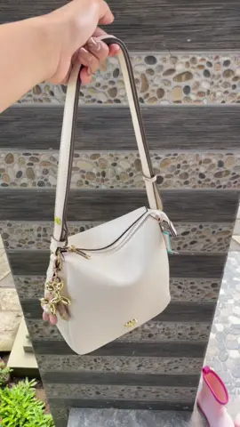cuma 83Ribuan udah dapat taa secakep ini , buran sih CO karna stock gampang habis 🫦 #tasselempang #hanbag #totebeg #lescatino #taswanita 