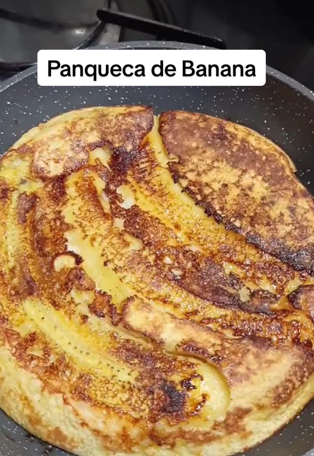 🎯 A PANQUECA DE BANANA MAIS AMADA! 🍌🔥 Se você ainda NÃO fez essa receita… já salva esse post porque ela vai mudar seu café da manhã pra sempre! 😍🥞 Zero açúcar, sem glúten, rápida e absurdamente deliciosa! 💥 ✨ INGREDIENTES 👇 🥚 1 ovo 🥄 3 colheres de sopa de farelo de aveia ou aveia em flocos 🍌 1 banana madura (amassada) 🍌 1 banana fatiada ✨ Canela a gosto 🧀 2 fatias de queijo (opcional, mas faz TODA diferença) 📝 MODO DE PREPARO MÁGICO: 	1.	Em uma tigela, amasse bem a banana madura. 	2.	Adicione o ovo, a canela e a aveia. Misture até formar uma massa cremosa. 	3.	Em uma frigideira untada, distribua as fatias de banana, um pouquinho de canela, o queijo (se quiser) e despeje a massa por cima. 	4.	Tampe e deixe no fogo bem baixinho por cerca de 5 minutos (não mexe!). 	5.	Quando a parte de cima estiver sequinha, vire com a ajuda de um prato untado e deixe mais 2 minutos. 💣 Fica tão cremosa por dentro e douradinha por fora que ninguém acredita que é saudável! 😱 📸 Perfeita pro café da manhã, lanche ou aquele momento que bate a vontade de um docinho sem culpa! 💛 💬 Comenta aqui o que achou! Vai testar? Me marca nos stories depois, vou amar ver 🥹💬 ❤️ Curte, compartilha e envia pra quem vive pedindo receitinhas fit! @verac.yang #receita #PanquecaDeBanana #ReceitaSaudavel #receita #ReceitaSemGluten #ReelsViral #ComidaSaudável #ReceitaFácil #ReceitaRápida #ReelsBrasil #FitnessSemNeura #DietaGostosa #BananaLovers #ReceitaDoDia #FitComSabor #ReceitaFuncional #ComidaDeVerdade #receitafacil #receitasaudável #dica 
