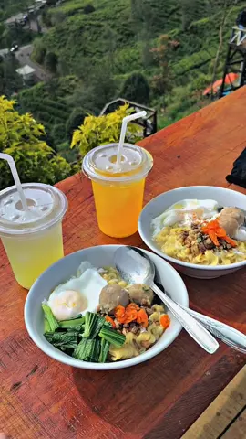Mie dengan view lukisan alam😍🍃 #pangalengan #sunrisepoint #sunrisepointcukul #bandung #bandunghits #beranda #berandatiktok 