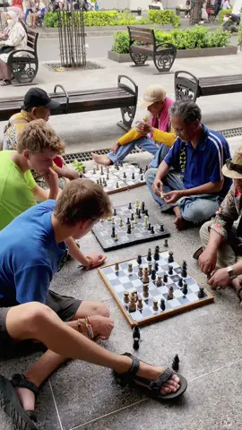Ketika mas mas bule membaur dengan warga lokal Jogja.. Bermain catur di jalanan Malioboro 🥰 #malioboro #jogja #jogjaistimewa #chess #catur #bule #fyp #fyppppppppppppppppppppppp 