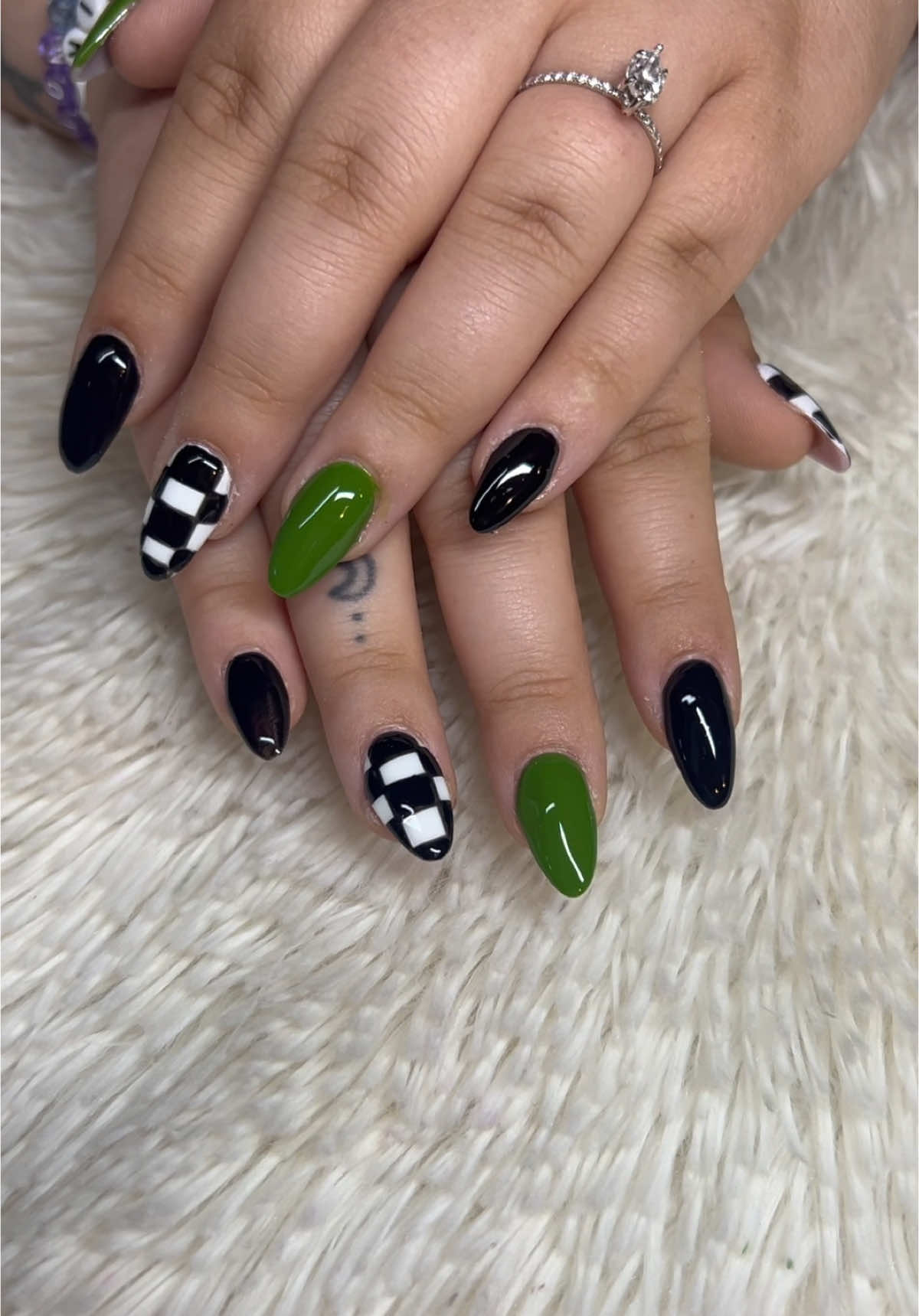 It only takes one idea to completely change your whole outlook on a design. For something that I’ve struggled on for a long time has just became the most easiest thing I’ve ever done. #CheckeredNails #CheckerboardNails #GreenNails #InspiredNails #EasyNails #TeachingNails#FYP 