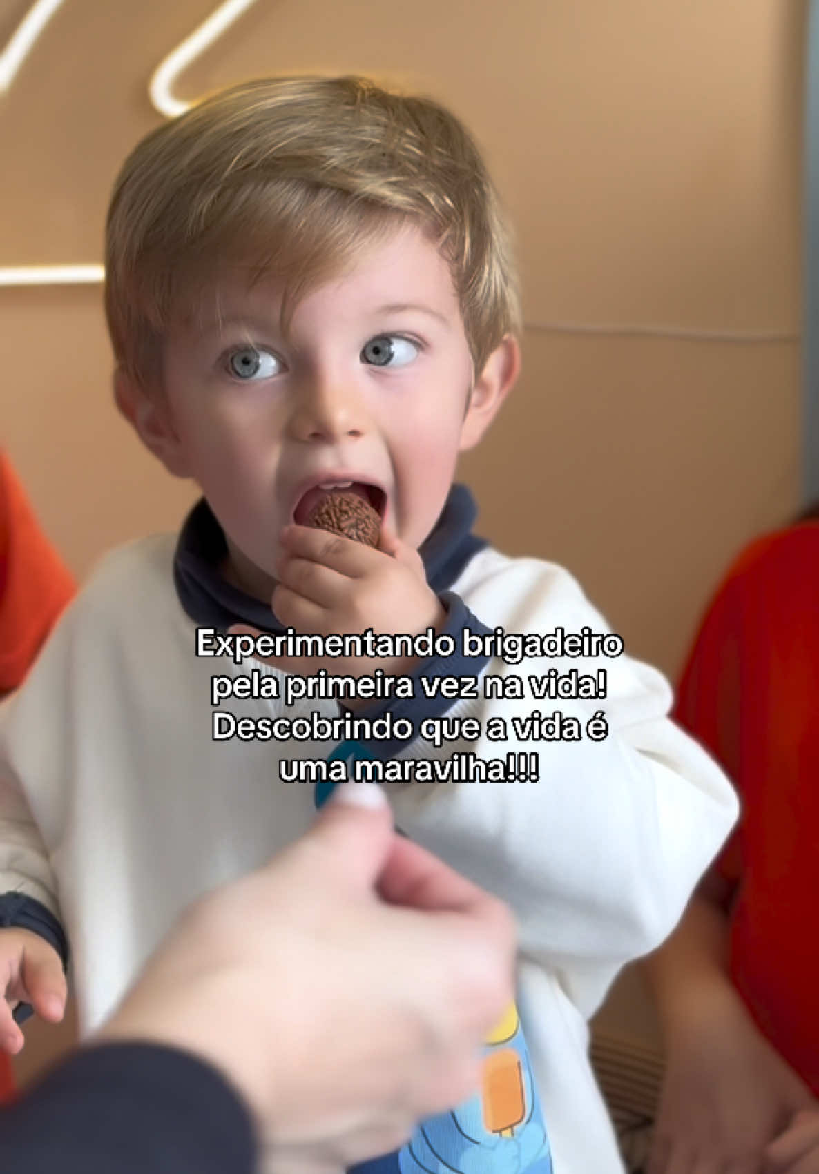 Qual a sensação de comer brigadeiro pela primeira vez na vida? ❤️ #fyp #foryoupage #funny #brigadeiro 