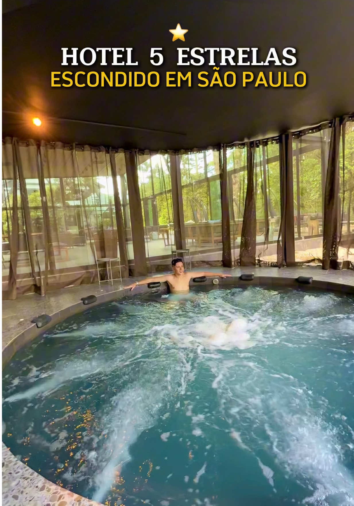 HOTEL DE LUXO ECAMPOS DO JORDÃO! 😍🍁 Fomos navegar no @hotelort, situado numa reserva florestal em Campos do Jordão. O hotel é contemporâneo e bem sofisticado, sem dúvidas um refúgio para toda a família! 🤩 A hospedagem conta com quadras, brinquedotecas, 2 piscinas aquecidas, cinema, fazendinha, spa, academia, e muito mais! Sem dúvidas valeu demais conhecer esse lugar! ❤️ CURTIU? Então já marca o @ que vai te levar!!🔥🔥 🫕@hotelort 📍R. Eng. Gustavo Kaiser, 165 - Vila Natal, Campos do Jordão - SP