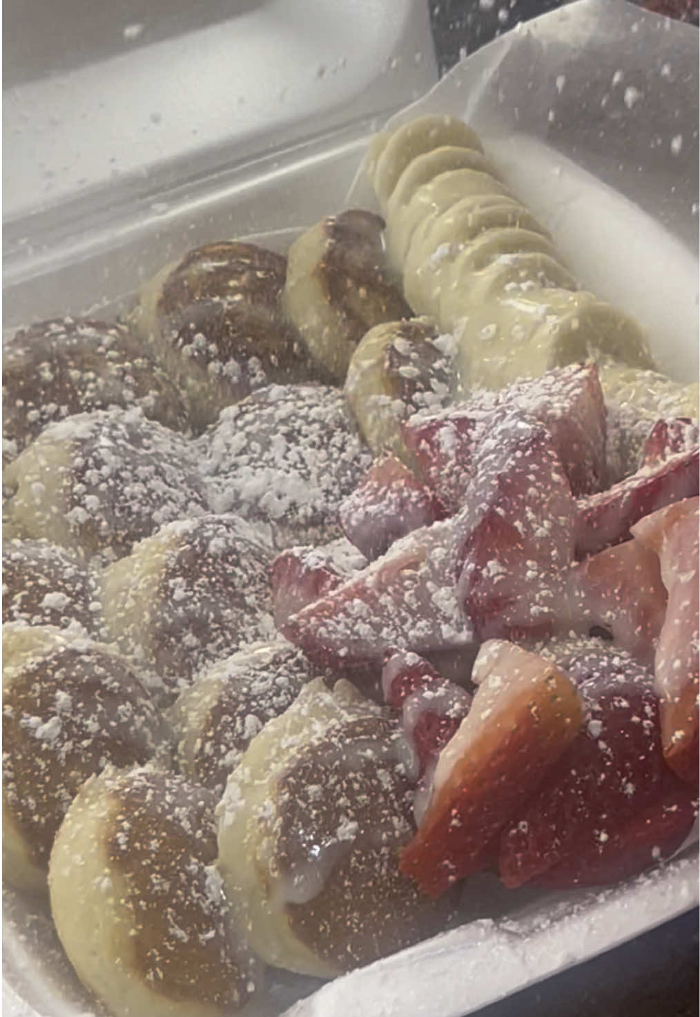Mini pancakes 😍 fluffy and delicious 🤤 @Mi Dulce Antojito at @LA CHANCLA NIGHT MARKET 🪅 #fyp #minipancakes #strawberries #bananas #crepas #milkshakes #desserts #Foodie #viral #lachanclanightmarket 
