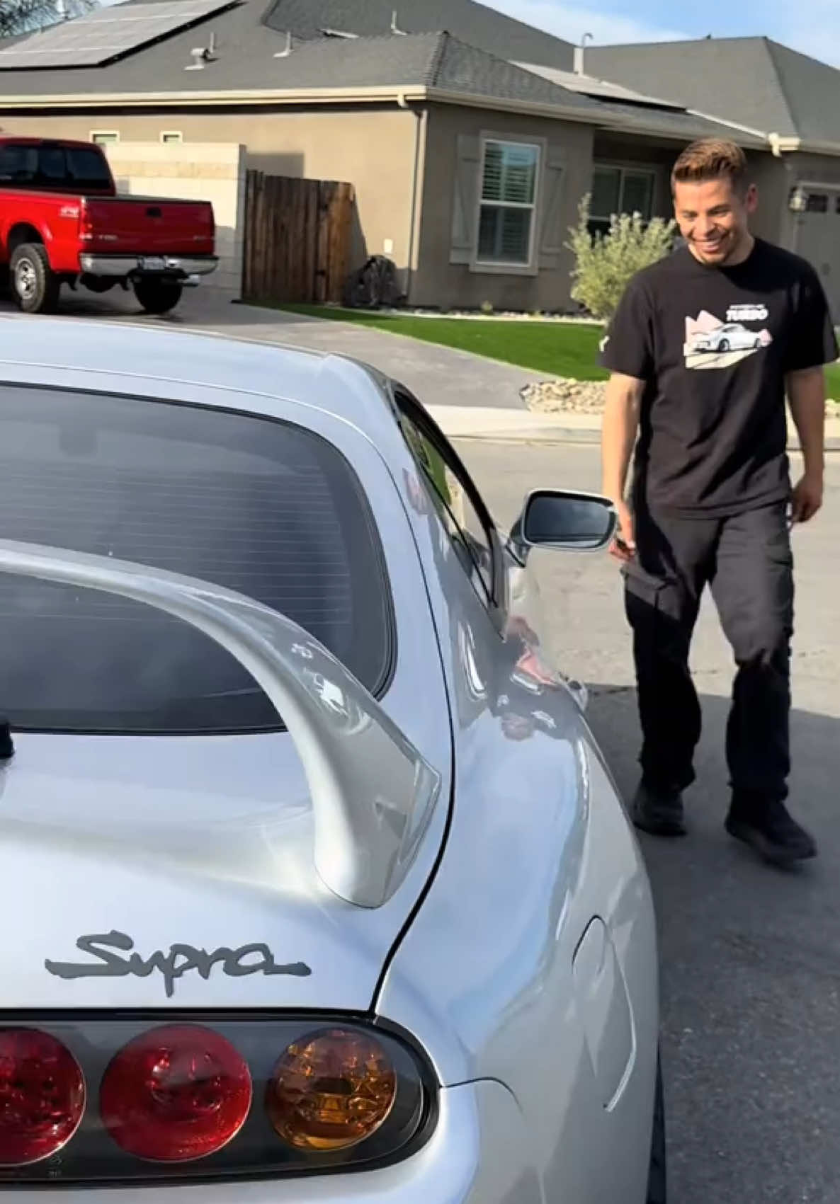 Mirando el supra por primera vez!!   Lo miro y no creo que sea el mismo carro todavia 🙃 Mi amigo Jimmy y su grupo isieron un travajo fuera de este mundo! #jdmcars #supramk4  #tiktokautocampaign #carreview #carrosdeportivos #carsandcoffee #carrosinportados #fyp #cochesdeportivos #toyotasupra 