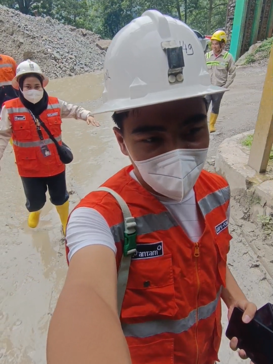 Underground Gold Mining Tour  loc : Museum Tambang Pongkor (PT Antam UBPE Pongkor). #undergound #undergroundmining #mining #goldmining #antam #antampongkor #pongkor #geopark #geoparkbogorhalimunsalak #bogorgeoparkyouthforum 