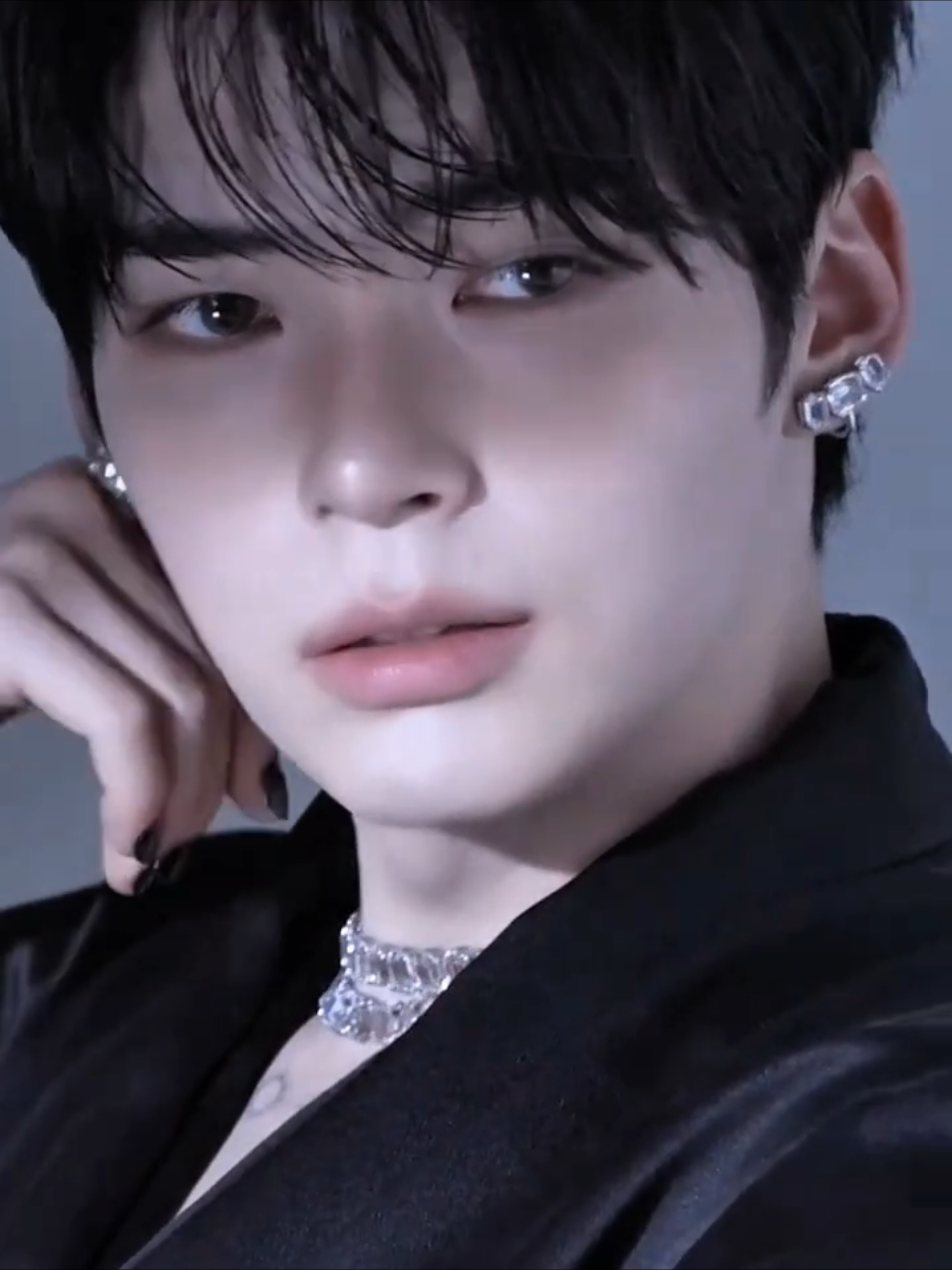 EVEN THE STAFFS WAS GAGGED BY HANBIN’S VISUALS #sunghanbin #성한빈 #zerobaseone #zb1 #swarovski #marieclaire 