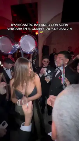 Orgullo Colombiano @RYAN CASTRO @Sofia Vergara 🇨🇴🥰 #viralvideos #fyp #ryancastro #sofiavergara #colombia #jbalvin 