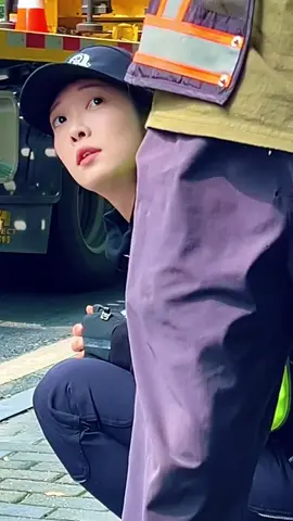 梅林北路的事故，兔子警官在观察新能源汽车的受损的电池包#李語蔚 #小可愛 #兔子警官 #可愛 #杭州 #交警 #杭州女交警 #平安守护 #平安出行 #交警正能量 