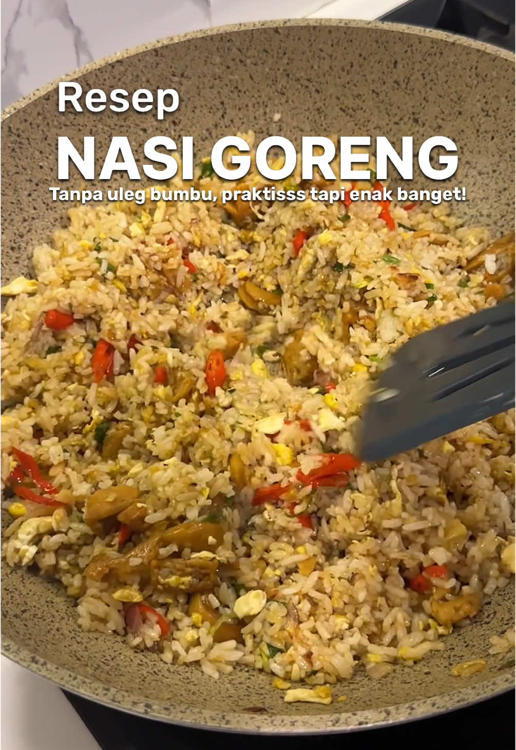 Berkali-kali dibilang enak sama suami 😍 Padahal bikinnya simple banget, ga pake uleg2 bumbu.  NASI GORENG SOSIS Bahan : Nasi  5 siung bawang merah  3 siung bawang putih  Cabai rawit iris Daun bawang iris  Telur  Sosis  Garam Kaldu jamur  Kaldu ayam  Lada bubuk  Saos Tiram  Kecap manis  #nasigoreng #resepnasigoreng #resepsarapan #sarapansimple #nasigorengsosis #fyp #idemenusarapan #friedrice 
