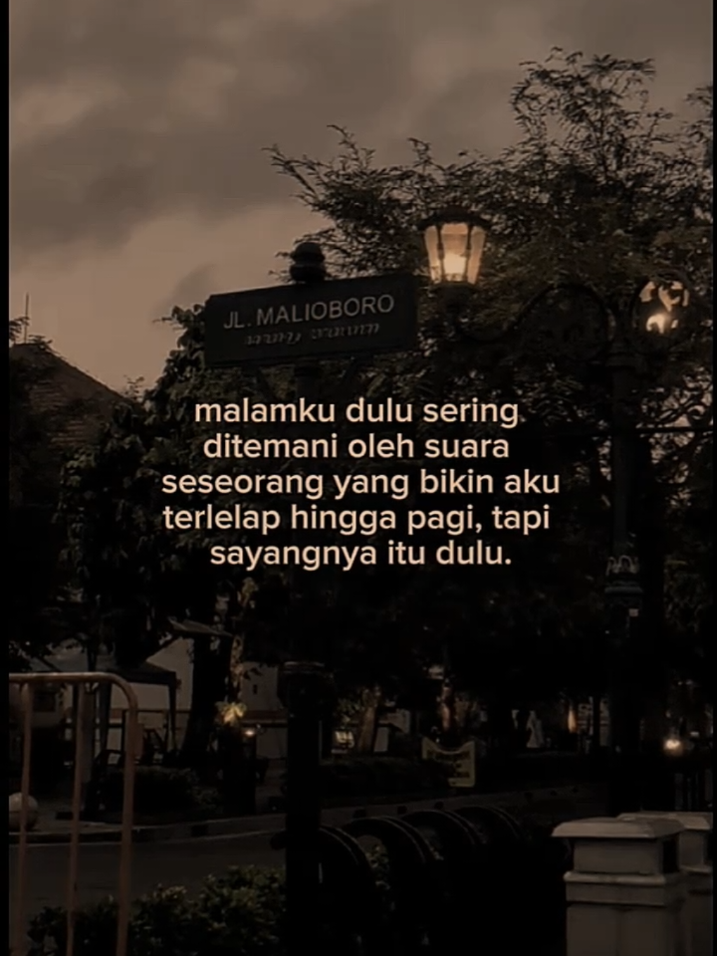 malamku dulu sering ditemani oleh suara seseorang yang bikin aku terlelap hingga pagi, tapi sayangnya sekarang itu dulu😔 #storywa #storywhatsapp #storykehidupan #storysad #storytime #galaubrutal #katakata #sad #storyjj #jjstory #masukberanda #fyp24jam 