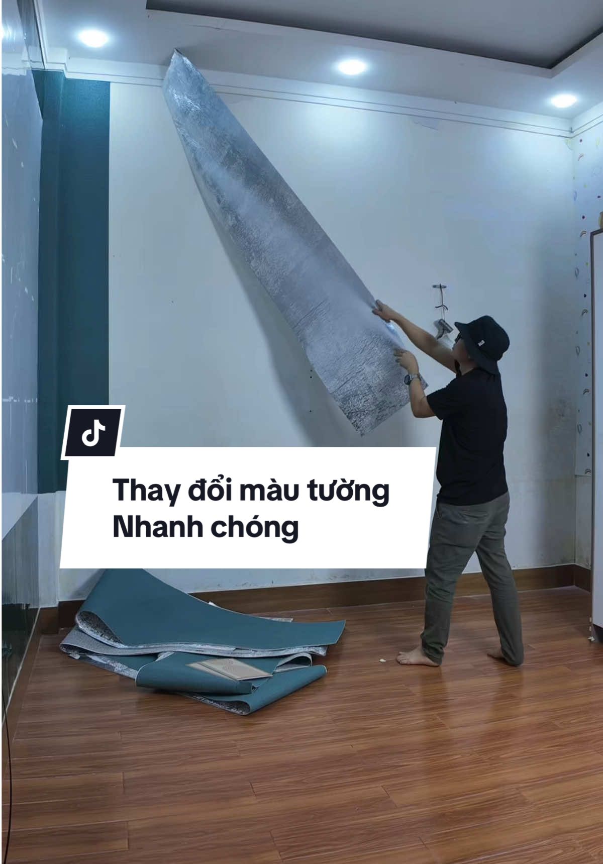 Với tường sơn sau khi tháo lớp xốp vân vải thì anh chị em lưu ý sẽ mất đi một số lớp sơn mỏng nên cần thiết phải xịt PJ77 rồi mới dán cuộn màu khác! 1 chai xịt PJ77 xịt khoảng 20m2 - 40m2 tuỳ mật độ xịt (tuỳ tường) #xopdantuong #decor #caitaonha #mittocao 