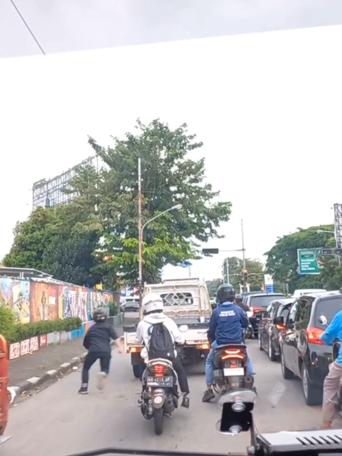 Info masuk pasien bayi dengan kode merah dari Pati menuju RSUP Dr Sardjito dengan oksigen 10 bar, dilakukan pendampingan unit mulai dari masuk gondangrejo hingga klaten, selanjutnya estafet dengan relawan klaten, mohon maaf mengganggu perjalanan anda, dan terima kasih sudah menepi ketika mendengar suara sirine kami  driver pcx: @pausgosong  driver soul: @Ferdy Christian Doni  #ambulanceindonesia  #ambulanceindonesia🇲🇨   #ambulance  #solo24jam🌻  #relawanambulanceindonesia  #relawanambulance  #kangescort  #purapurarelawan  #patwal  #patwalambulance  #relawanindependensolo #relawanklaten 