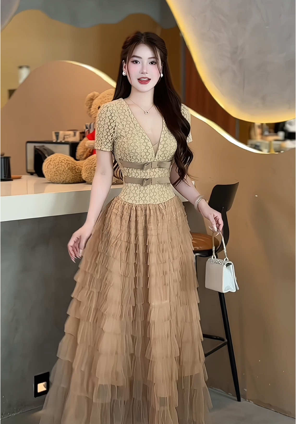 Chàng trai khiến e cười 🥰 #xuhuong #lyna_vaythietke #vaydep 