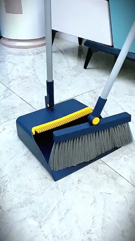 The broom and dustpan set makes housework easier. The broom head can rotate 360 ​​degrees, making it easy to clean under the sofa. The dustpan can also separate hair. It is very easy to use.#Broom and dustpan set #Home daily use #Cleaning #fyp 