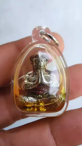 Kalung Liontin Amulet Hoon Payon Asli Thailand Hoon Payon dianggap sebagai penjaga spiritual yang melindungi pemiliknya dari bahaya, energi negatif, dan hal-hal buruk lainnya.  Berikut adalah beberapa informasi lebih detail tentang jimat Hoon Payon: ✅Perlindungan: Hoon Payon dipercaya memiliki kekuatan untuk melindungi pemiliknya dari bahaya, baik fisik maupun spiritual.  ✅Keberuntungan: Selain perlindungan, Hoon Payon juga diyakini dapat membawa keberuntungan, menarik kekayaan, dan meningkatkan peluang positif.  ✅Penggunaan: Hoon Payon bisa dipakai sebagai kalung, ditempatkan di mobil, atau disimpan di rumah sebagai perlindungan.  Hoon Payon adalah bagian dari tradisi spiritual Thailand yang kaya, dan popularitasnya terus meningkat karena dipercaya dapat memberikan perlindungan dan keberuntungan kepada pemiliknya.  Ukuran : Tinggi(4,1cm) Lebar (2,8cm)  Blessing : Luangpu Nienkaw Kuil : Wat Udom Be. 2567 #amingallery #medan #sumut #amuletthai #amulet #amuletthailand #thailand #luangpu #hoonpayon #viral #fyp #trending #tiktok #like #likes 