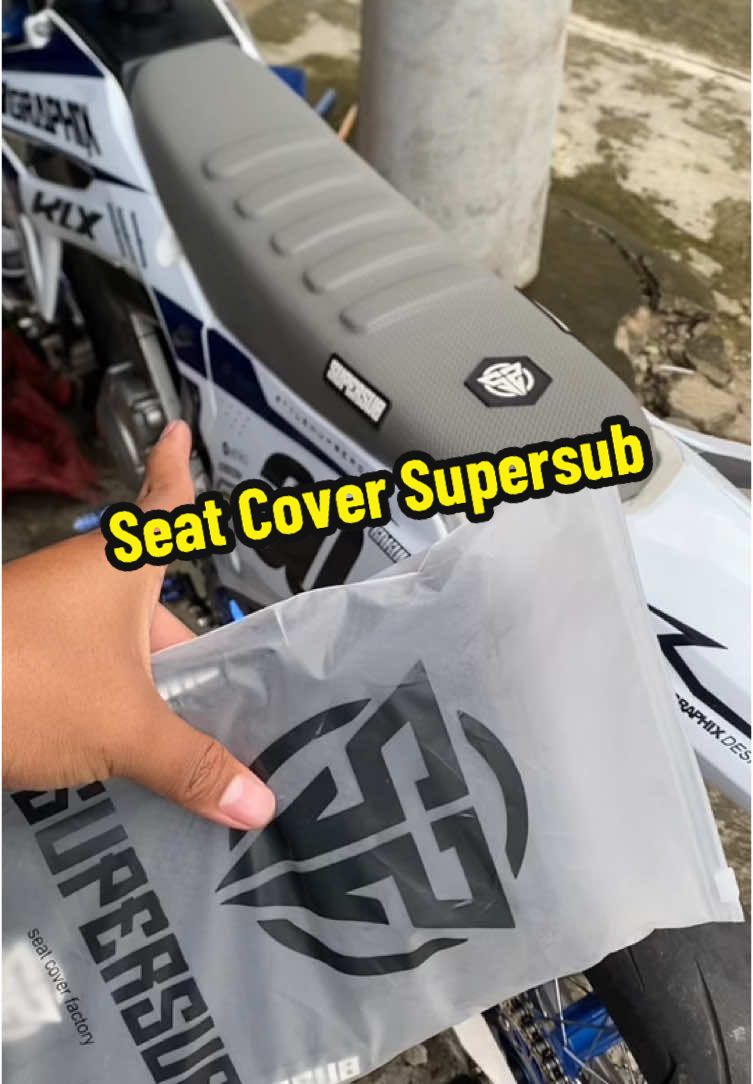 ganti coverseat dlu pake tipe gripnya dari supersub😎🤙🏻 #seatcover #sarungjok #supersub #supermoto #klxsupermoto #crf150supermoto #wr155supermoto #klxbakul #beranda #fyp 