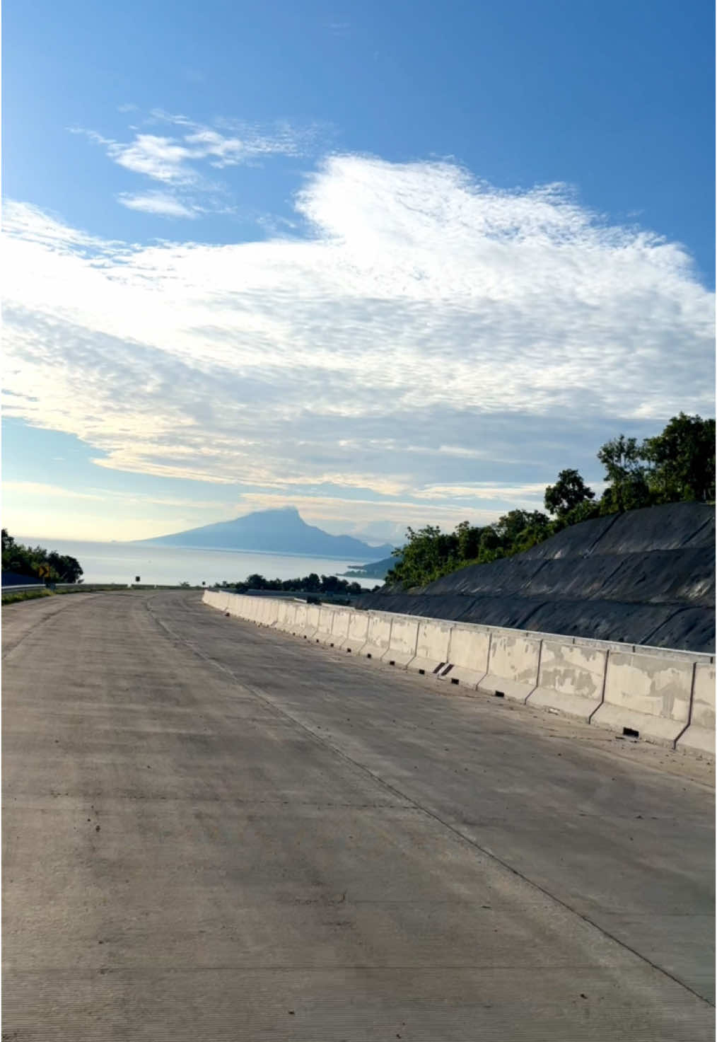 Pesona tol probowangi lintas PLTU paiton dengan latar view gunung putri tidur, 🌞#toltransjawa #tolprobowangi #toljawatimur 