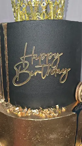 #foryoupage #blackandgold#cake