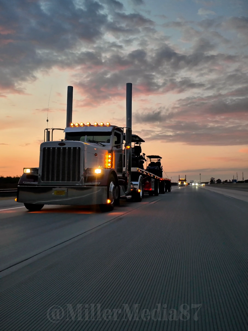 Which one is your favorite? What a line up from Dandee Dairy #semi #BigRig #10lugmafia #peterbuilt #mack #kenworth #freightliner #photography #rollingshots #rollers #America #California #Westcoast #truckers #DJlosmopocket3 #movmaxglobal #longhaul #Polished #Chrome #RollCoal #CustomBigRigs #hay #HaySqueeze #HayHauler #squeeze #heifer #moochew #DandeeDairy 